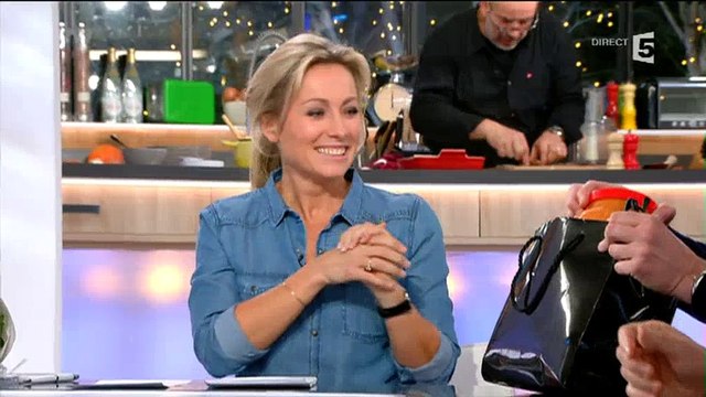 Jean-Paul Rouve fait un cadeau très personnel dans C à vous - Regardez