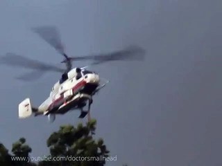 Ка-32 сбрасывает воду на горящий склад