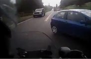 Une voiture coupe la route d'une moto