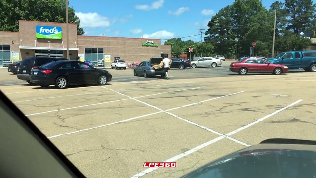 Comment transporter un canapé qui ne rentre pas dans sa voiture : utiliser son fils!