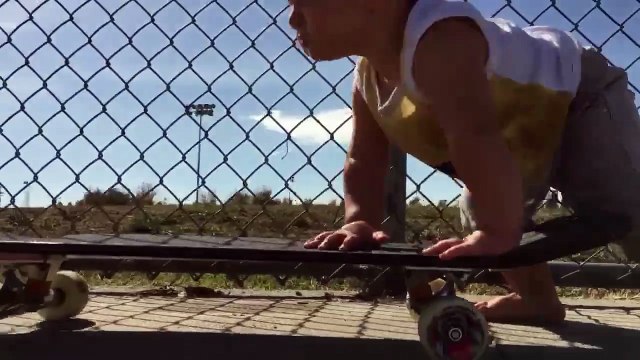 Tony Hawk n'a qu'à bien se tenir! Voici un très jeune skater talentueux