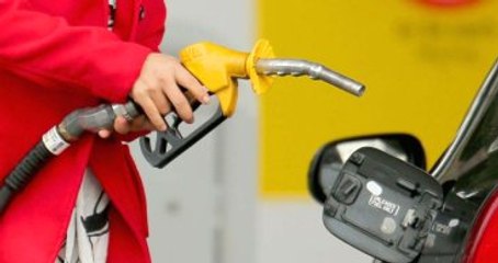 Dün İndirim Yapılan Benzine Yine Zam Geldi