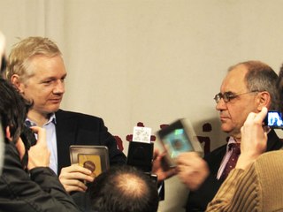 A Leak in Paradise: Trailer HD VO st fr