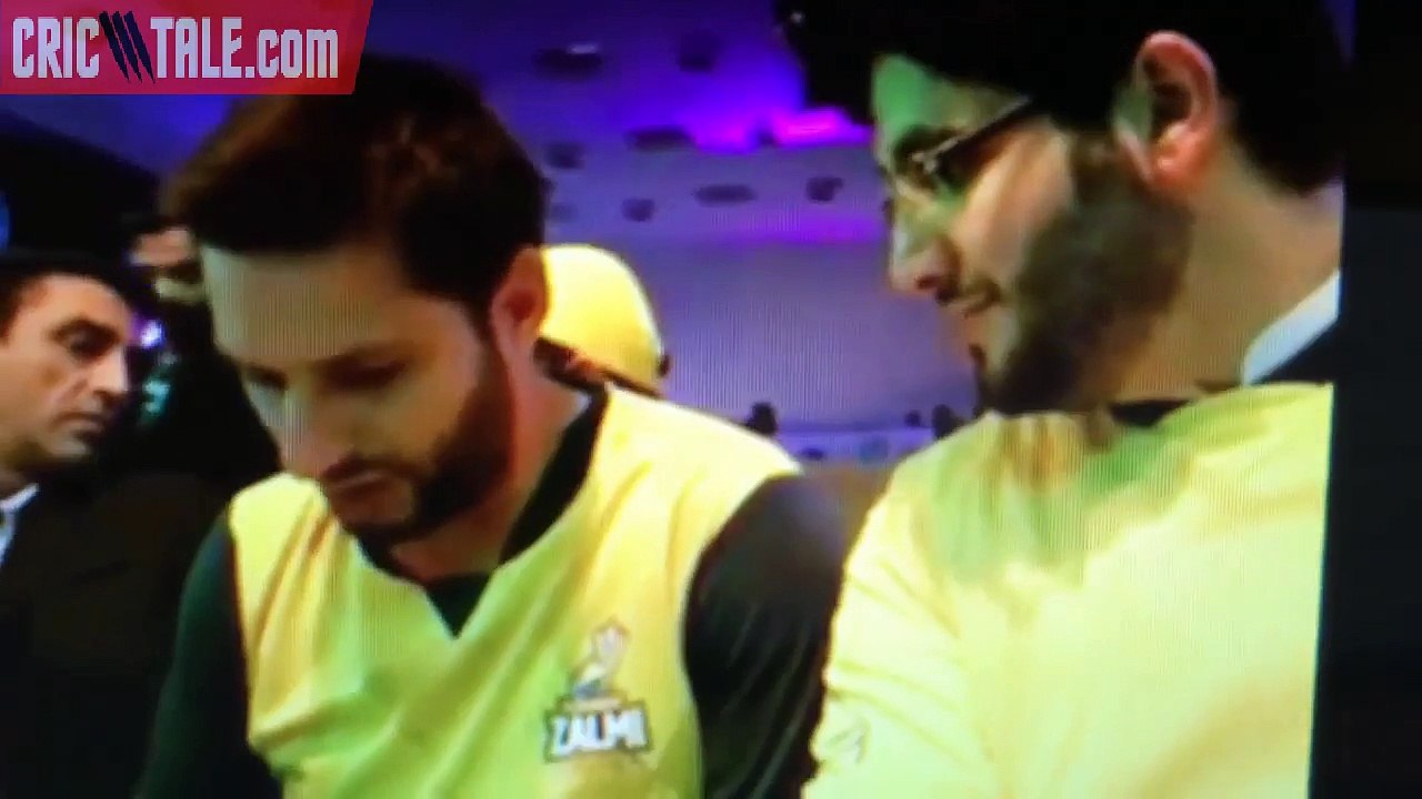 Shahid Afridi on Watta Bowling by Kevin Coper