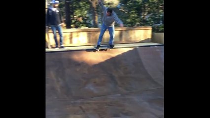 Coroa de 52 anos mostra muita habilidade no skate