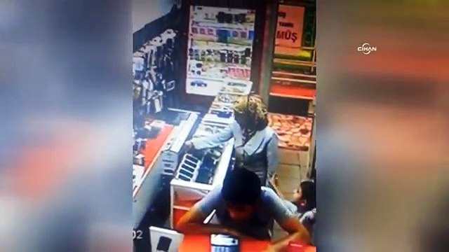 Çocuklarının gözü önünde cep telefonu çaldı