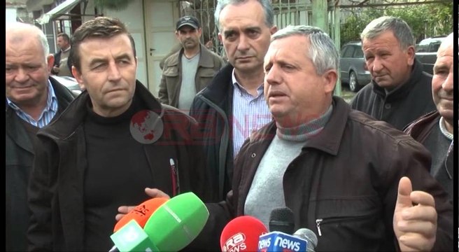 Fier, Banorët e Cakranit në protestë bllokojnë rrugën- Ora News- Lajmi i fundit-