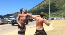 Deux hommes se battent sur la plage