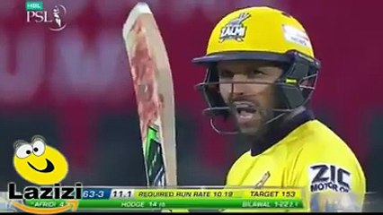 کراچی کنگز کے خلاف میچ میں شاہد آفریدی آؤٹ ہونے سے پہلے ایمپائر پر برہم ہوگئے.