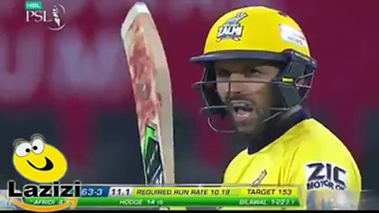 کراچی کنگز کے خلاف میچ میں شاہد آفریدی آؤٹ ہونے سے پہلے ایمپائر پر برہم ہوگئے.