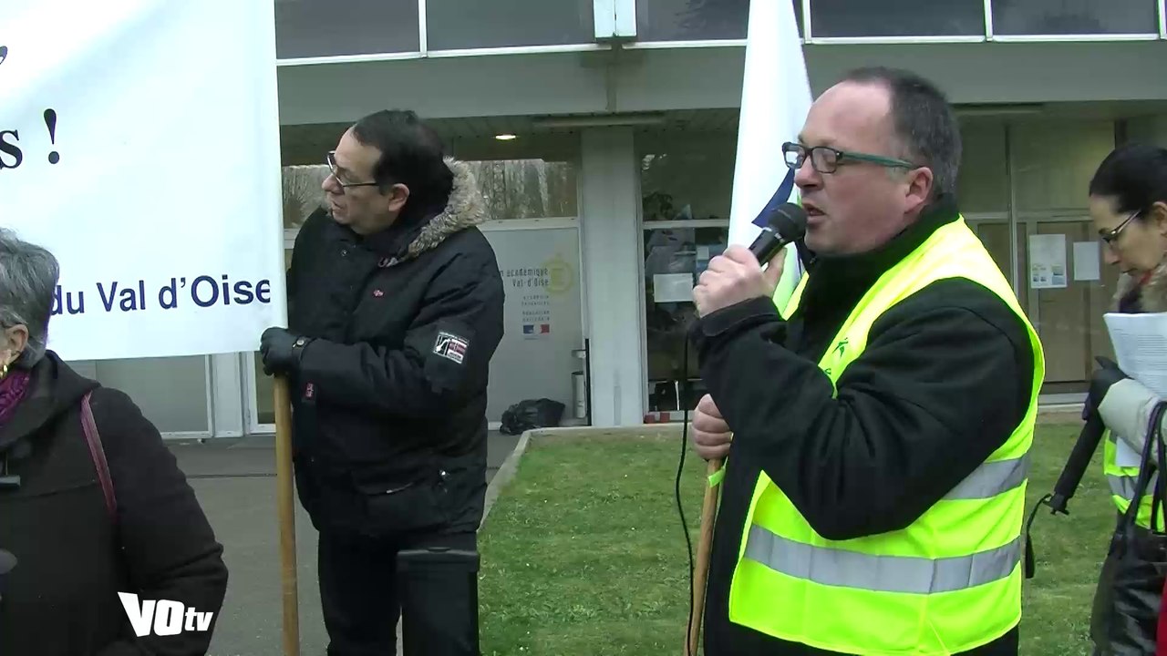 Les parents d'élèves manifestent devant l'inspection d'académie du Val d'Oise