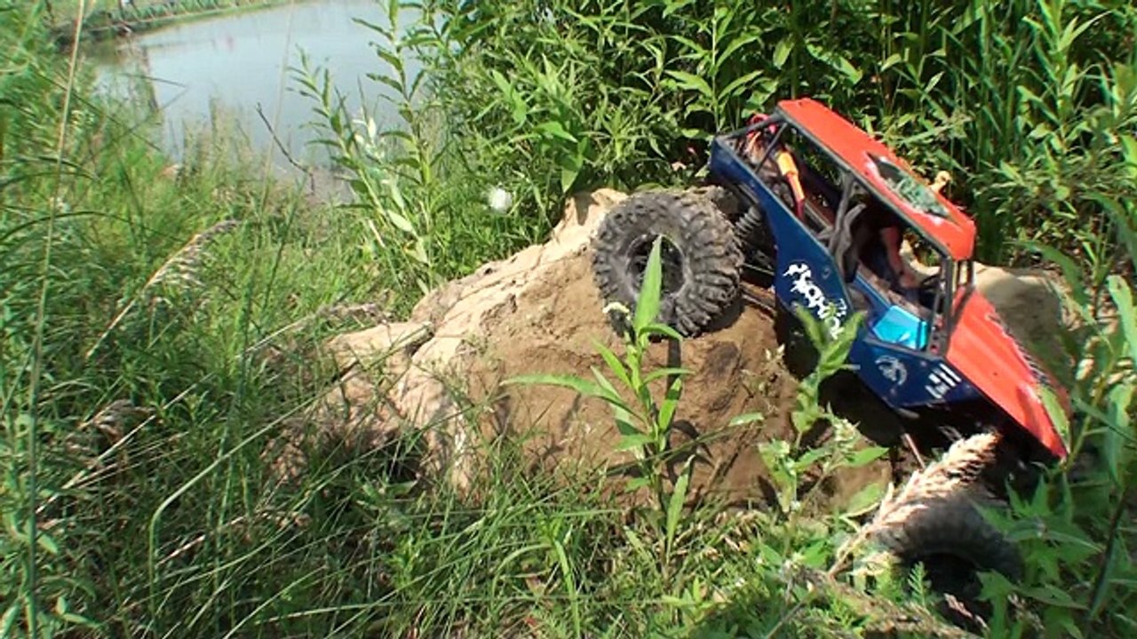 RC Trial Truck 4x4 OFF Road - Axial Wraith - Slow Motion