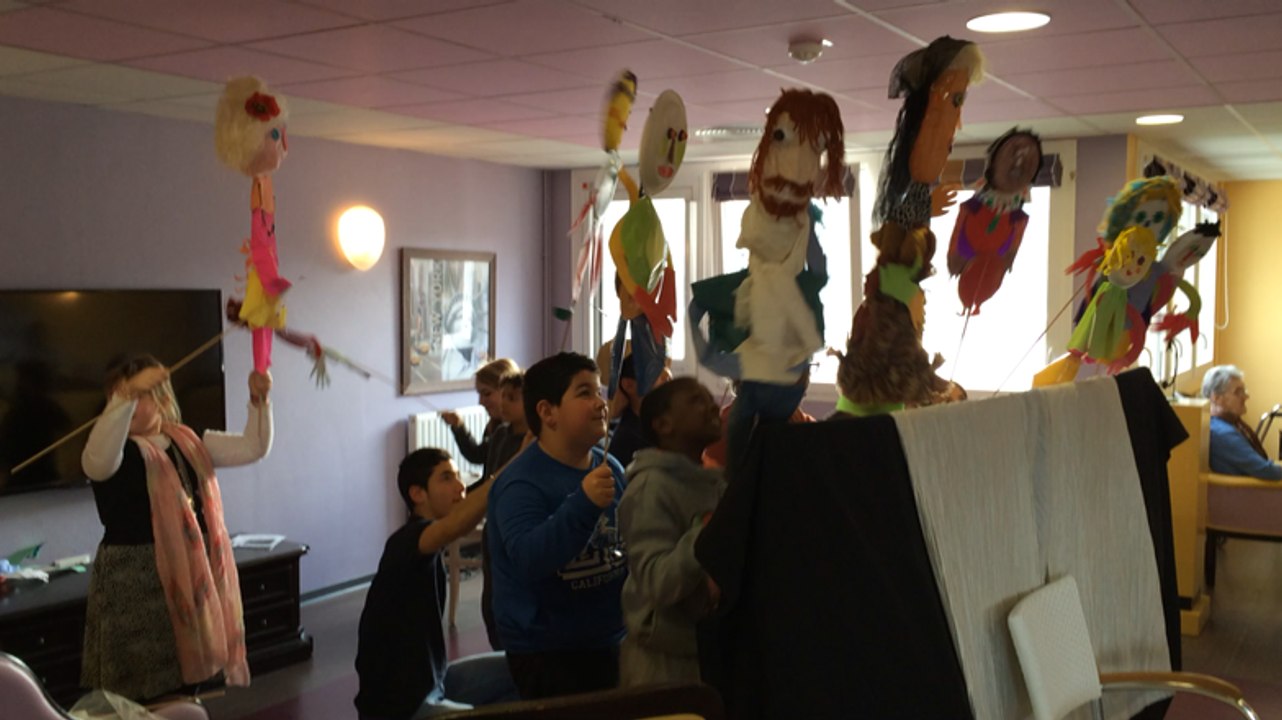 Spectacle de marionnettes par les enfants de Paul-Gauguin