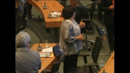 Deputada investigada por irregularidades samba no plenário da Câmara