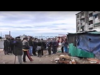 Report TV - Unaza, romët përplasje me  policinë për prishjen e shtëpive