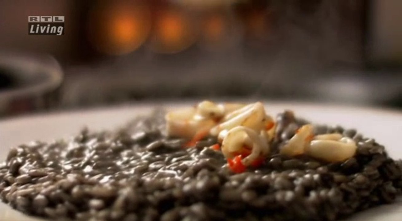 Meeresfrüchte auf schwarzem Risotto