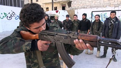 معسكر للمتطوعين في حلب للتصدي لهجوم قوات النظام