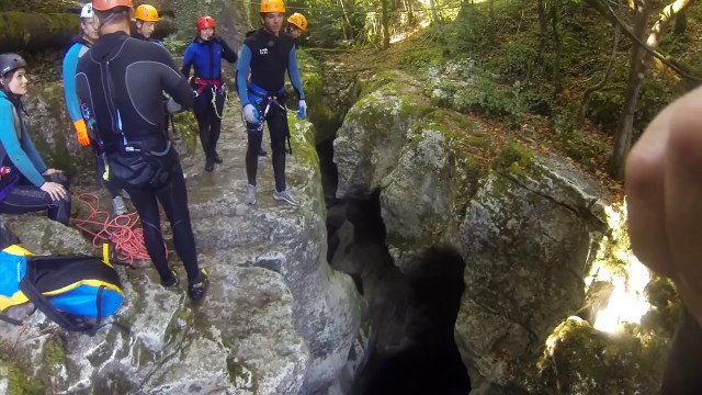 Régis fait du canyoning... Glissade et chute dans le trou!