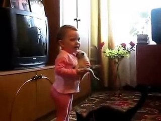 Забавно видеть, как смешные дети и животные непосредственно общаются