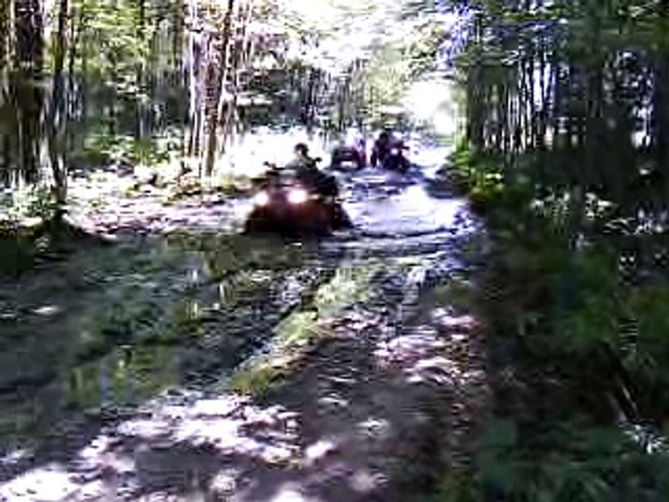 traverse d'un trou d'eau en VTT