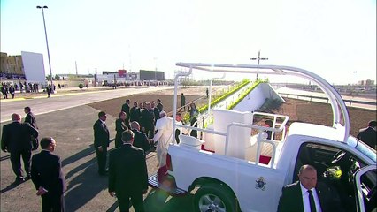 Le pape bénit une croix à la frontière Mexique/Etats-Unis