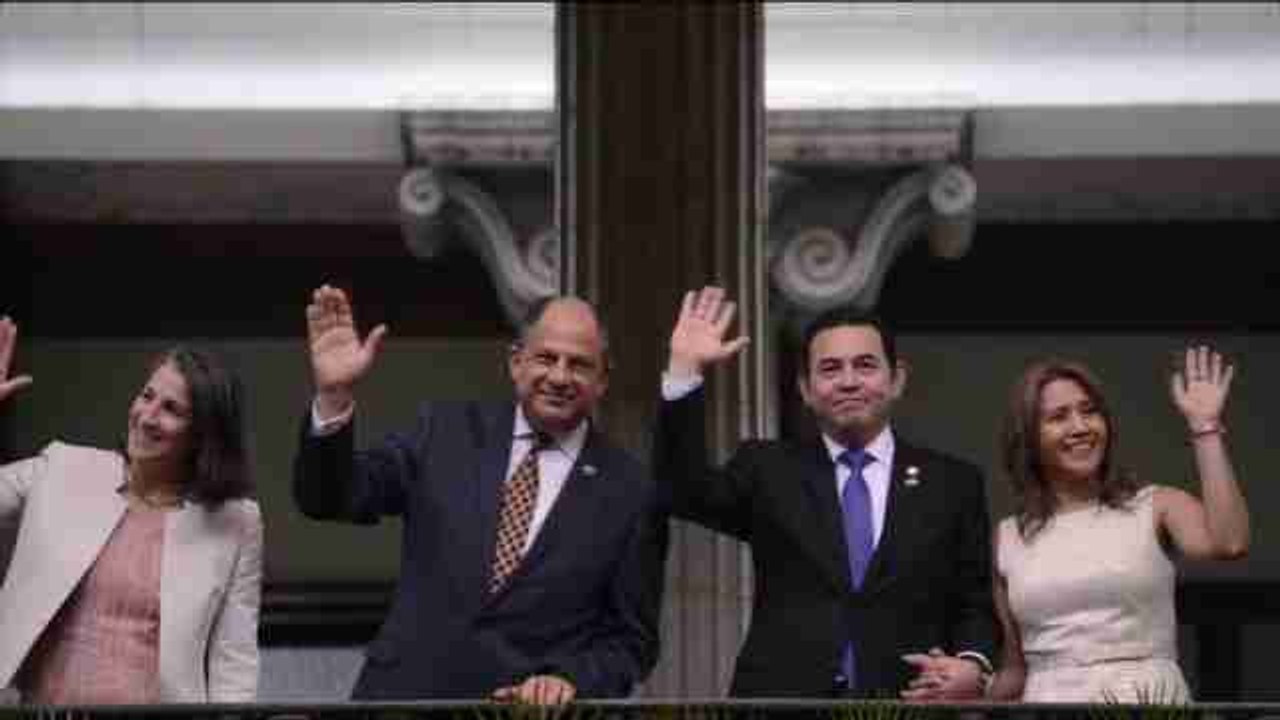 Morales nombra a Solís "Embajador de la paz" de Guatemala