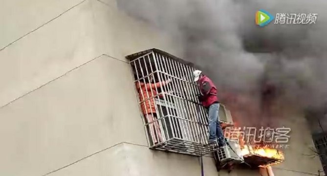 Il sauve une femme d'un immeuble en feu