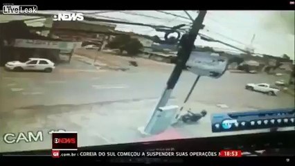 Accidente entre dos motociclistas fue capturado por una cámara de seguridad