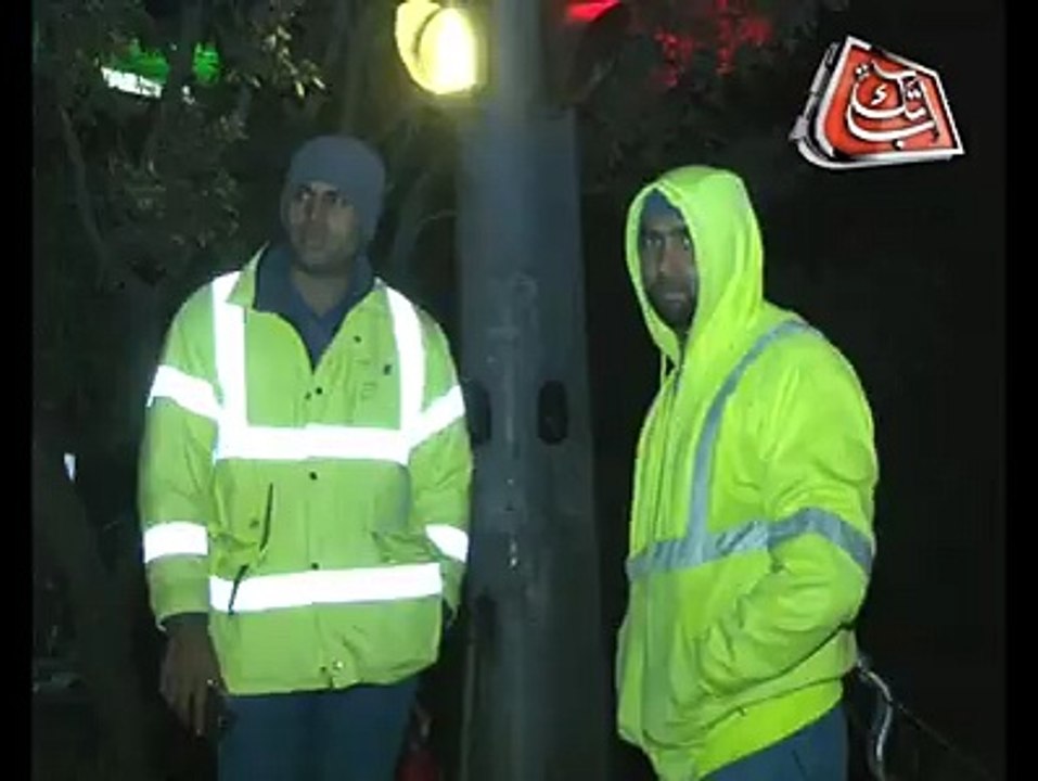 یہ ہے دو ٹریفک وارڈنز جو رات کو نیلی بتی والی پرائیویٹ گاڑی پر خفیہ ناکہ لگاتے کوئی نہیں ان کی خبر لینے والا