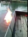 Vea cómo este hombre prendió fuego en un lago de Tailandia