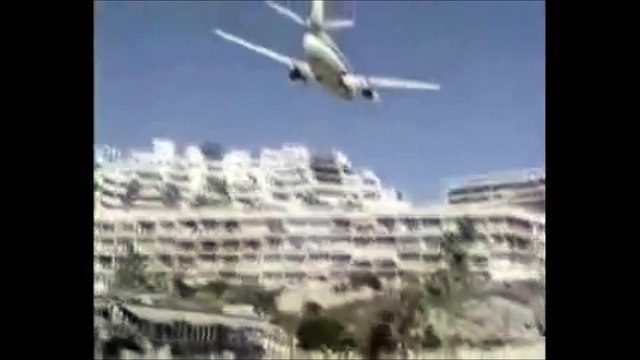 Sembra Che L'aero Cerchi Un Atterraggio Di Fortuna, Invece Ecco Cosa Stava Facendo...