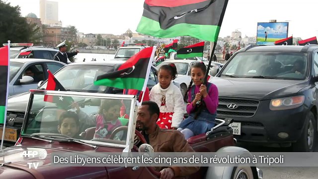 Des Libyens célèbrent les cinq ans de la révolution à Tripoli