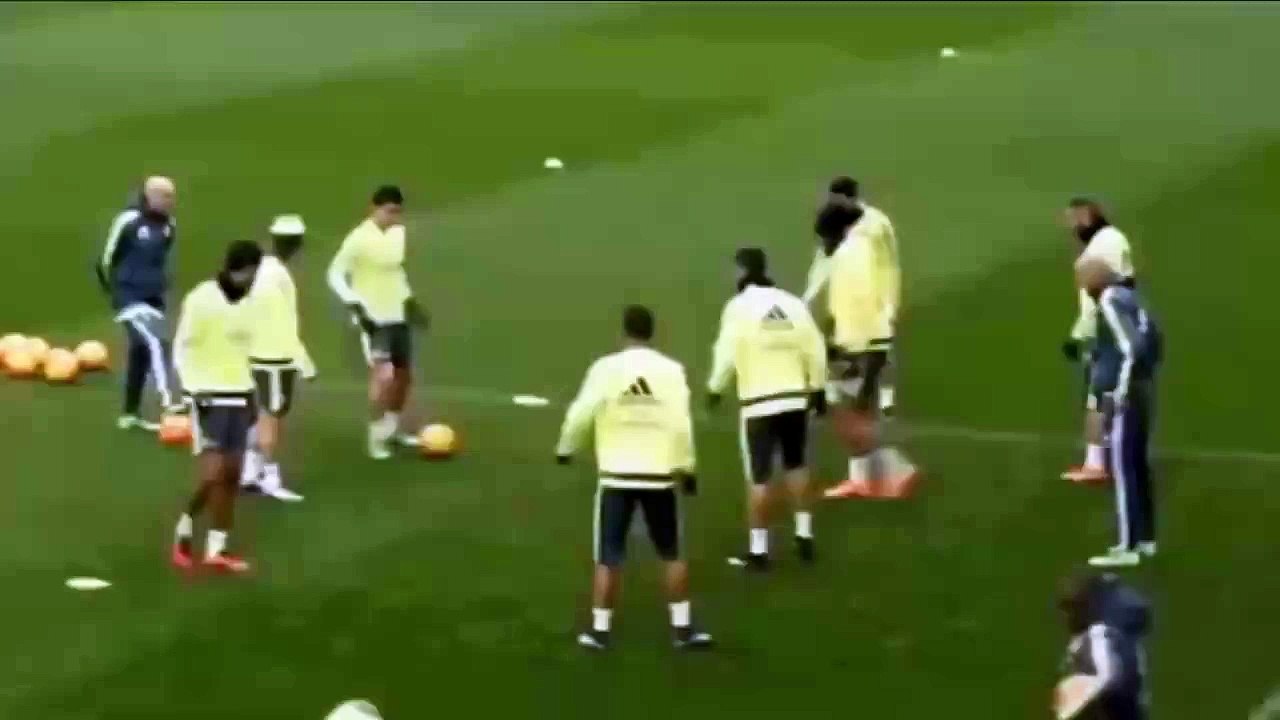 Cristiano Ronaldo tries to nutmeg  Zinedine Zidane! // Cristiano Ronaldo intentó hacerle un caño a Zidane ¿Lo logró