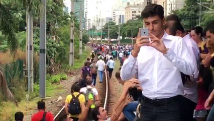 Passageiros invadem linha de trem em São Paulo após falha elétrica