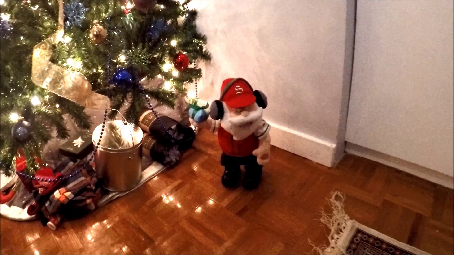 Pere Noel qui danse, Dancing Santa