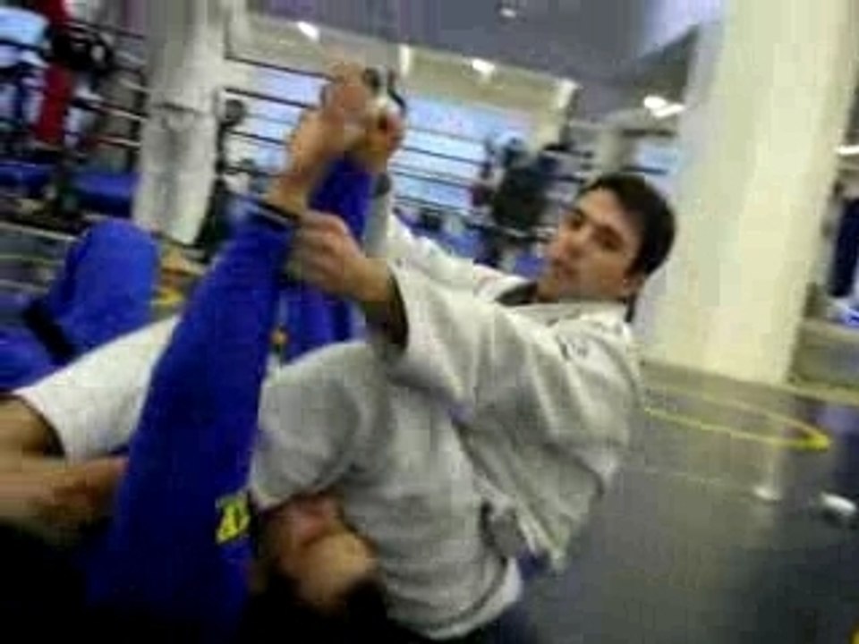 Cross arms sweep ambar