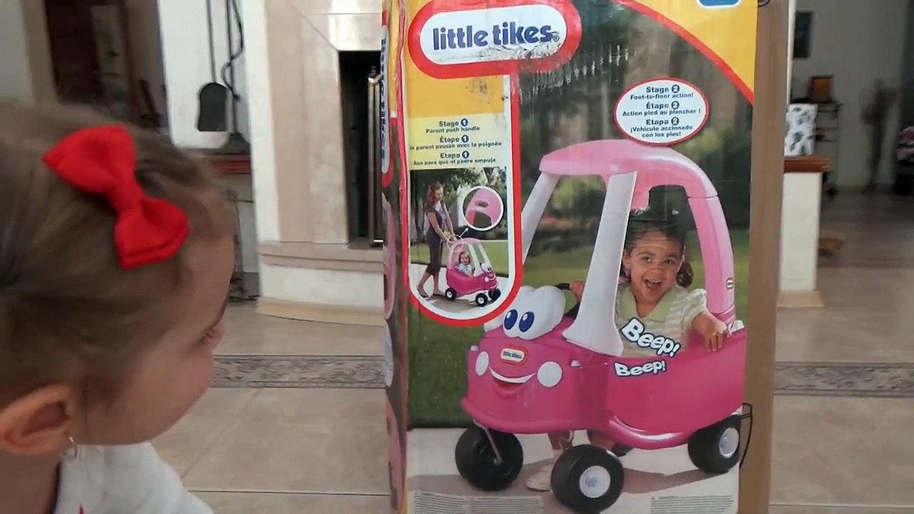 Большая розовая машинка каталка собираем и устраиваем гонки с трактором Little Tikie car toy