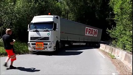 Rampada Sıkışan Tır Çekici Yardımıyla Çıkartıldı.. Yok Böyle