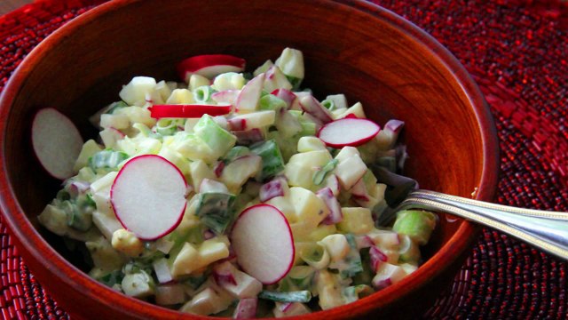 ЛЕТНИЙ САЛАТ ИЗ РЕДИСА И ЗЕЛЕНОГО ЛУКА