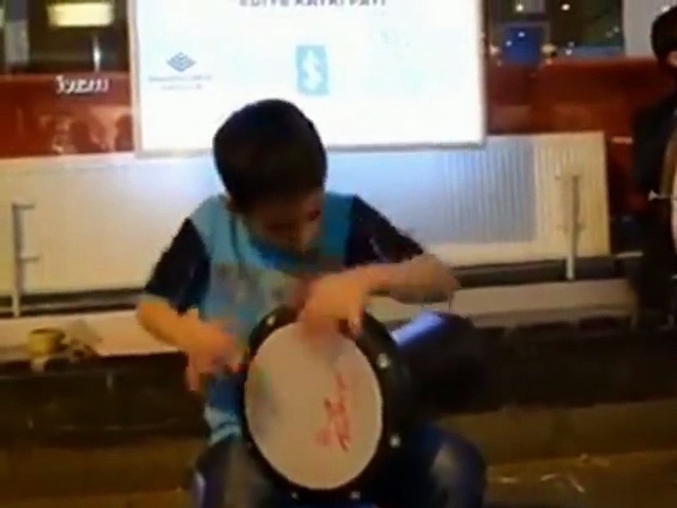 Bu çocuk darbukanın ustası olmuş. Kesinlikle izleyin...