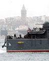 Rus Askeri Gemisi Karadeniz'e Geçerken, Silahlı Asker Güvertede Nöbet Tuttu