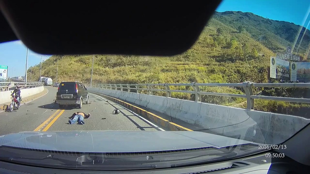 Violent choc frontal entre une voiture et une moto
