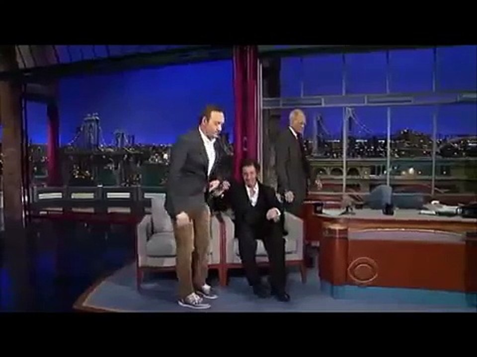 WWW.DOWNVIDS.NET-Kevin Spacey impersonates Al Pacino in front of Al Pacino - Letterman
