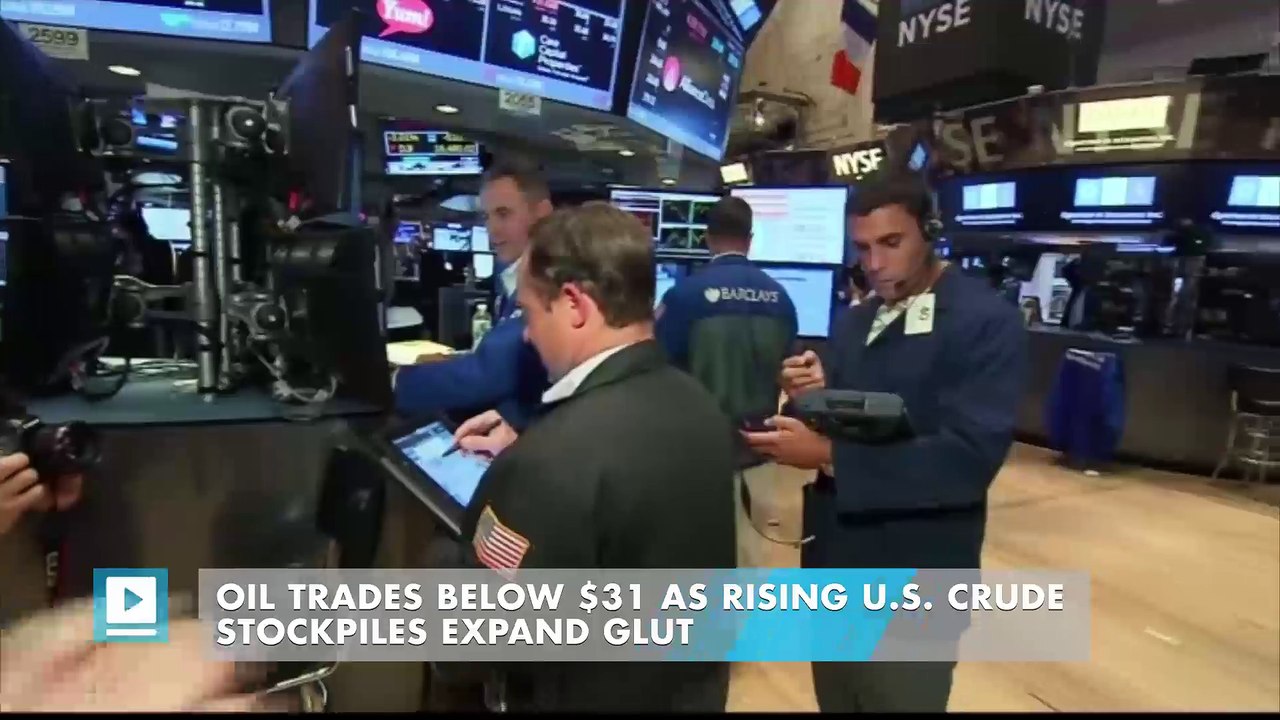 Oil Trades Below $31 as Rising U.S. Crude Stockpiles Expand Glut