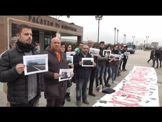 Napoli - "Basta roghi tossici", flash mob davanti al Tribunale (18.02.16)