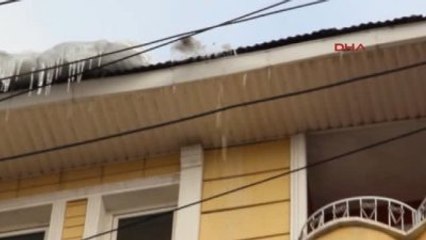Ağrı 30 Yıldır Çatılarda Biriken Karları Temizliyor