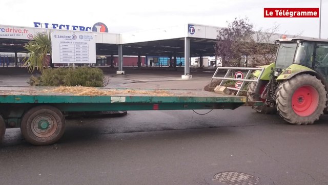 Carhaix. Les agriculteurs bloquent le Centre Leclerc