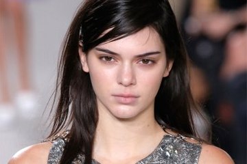 Kendall Jenner, Sıfır Makyajla Podyuma Çıktı