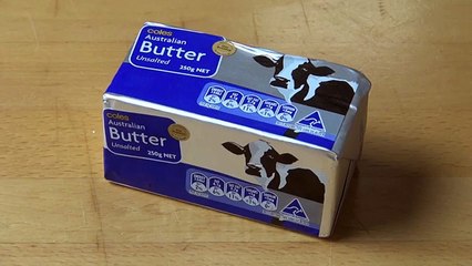 Mette un bicchiere di vetro su un pezzo di burro... WOW