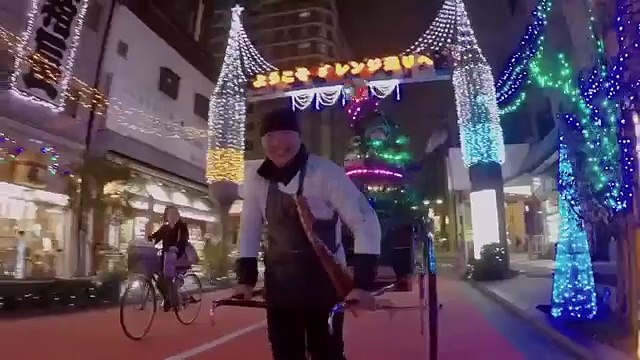 Yılbaşı Ağacı Ayaklandı! Tokyo Sokaklarında Koşan Bir Çam Ağacı